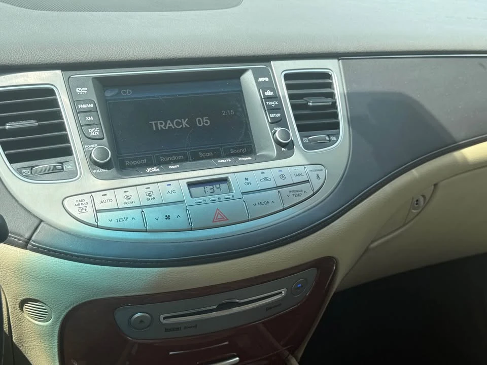 2013 Hyundai Genesis - Image 9 of 10