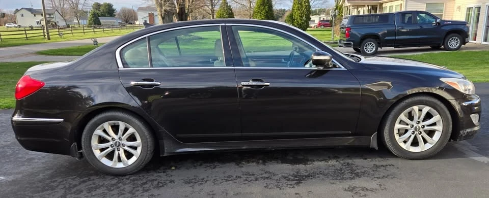 2013 Hyundai Genesis - Image 2 of 15