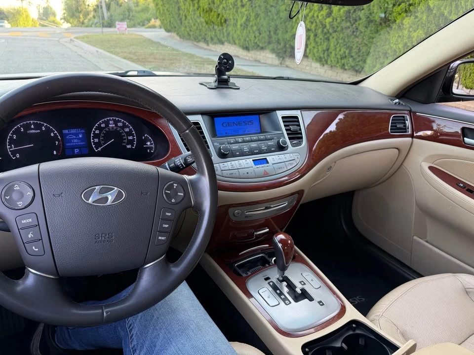 2013 Hyundai Genesis - Image 7 of 10