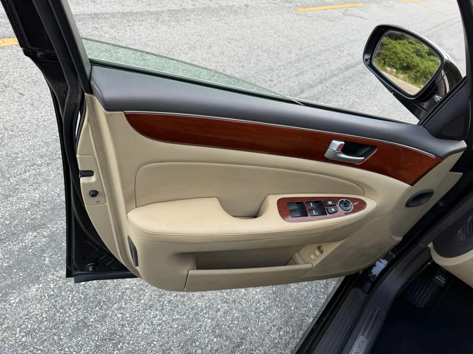 2013 Hyundai Genesis - Image 8 of 10