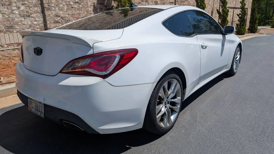 2013 Hyundai Genesis - Image 9 of 17