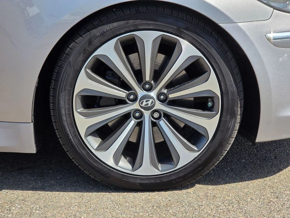2013 Hyundai Genesis - Image 10 of 20