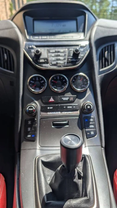 2013 Hyundai Genesis - Image 11 of 17