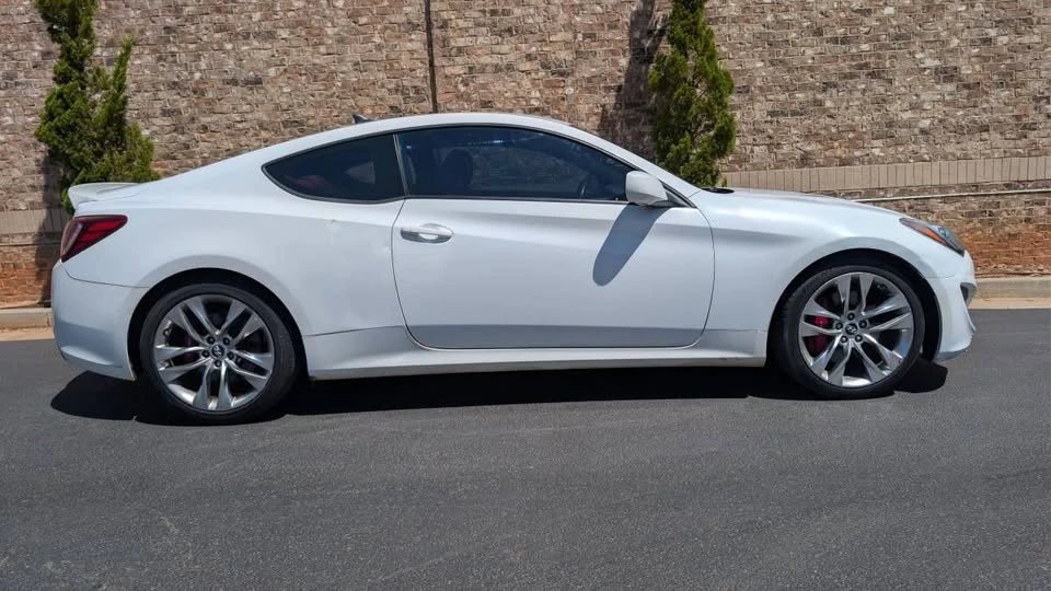 2013 Hyundai Genesis - Image 2 of 17