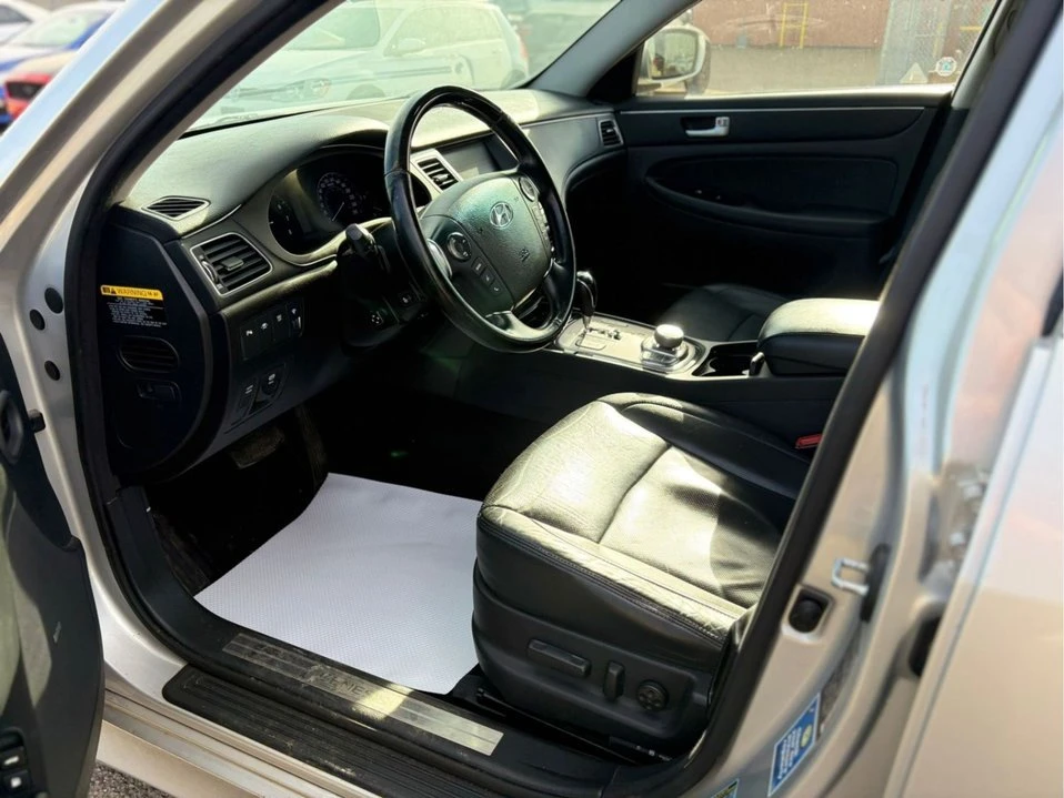 2013 Hyundai Genesis - Image 13 of 17