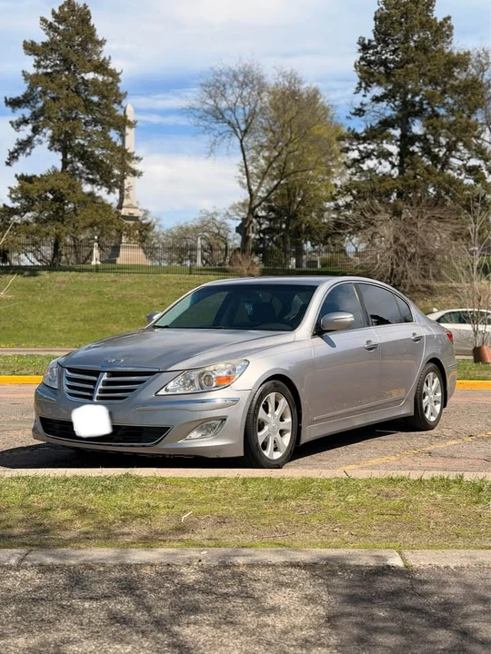 2013 Hyundai Genesis - Image 2 of 8