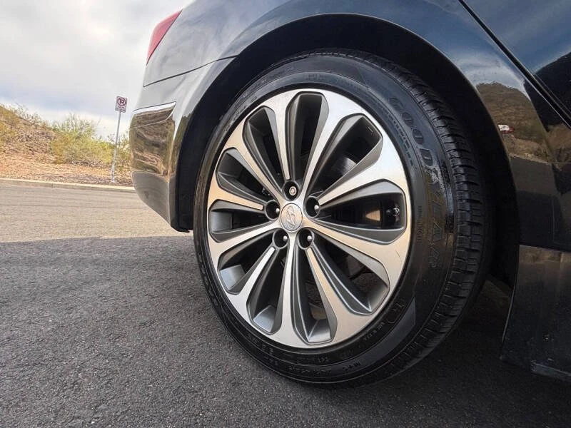 2013 Hyundai Genesis - Image 17 of 19