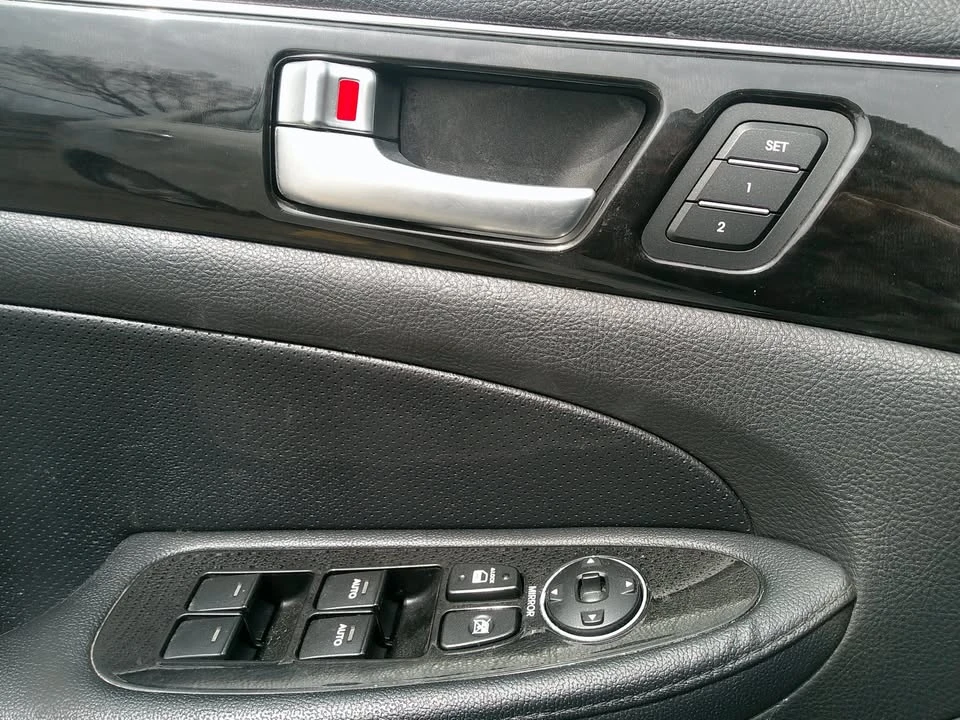 2013 Hyundai Genesis - Image 15 of 18
