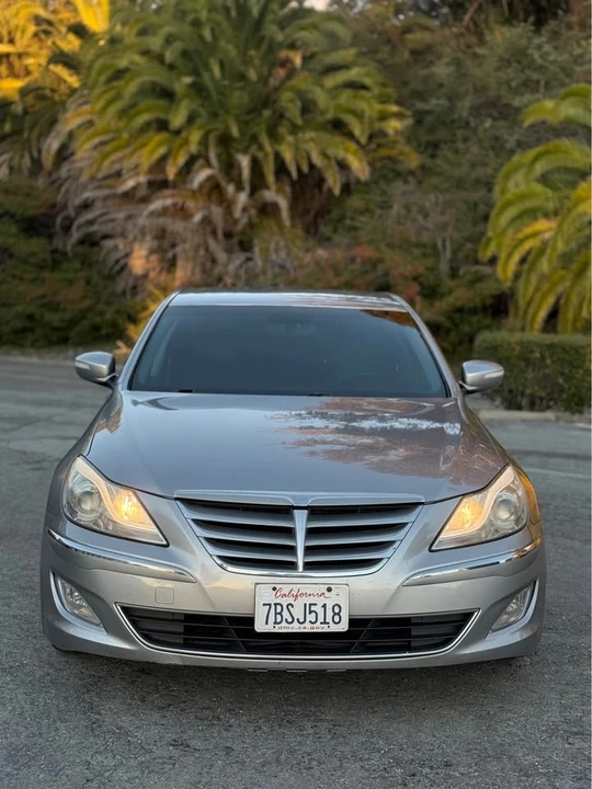 2013 Hyundai Genesis - Image 2 of 10