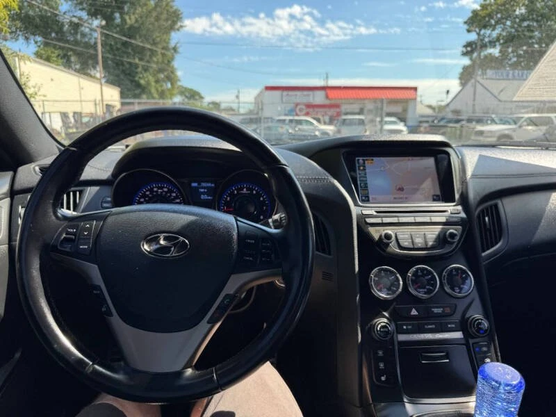 2013 Hyundai Genesis - Image 15 of 19