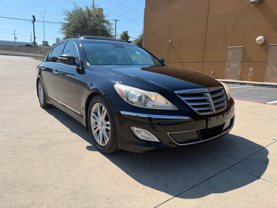 2013 Hyundai Genesis - Image 2 of 19
