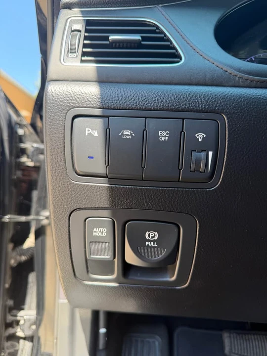 2013 Hyundai Genesis - Image 11 of 19