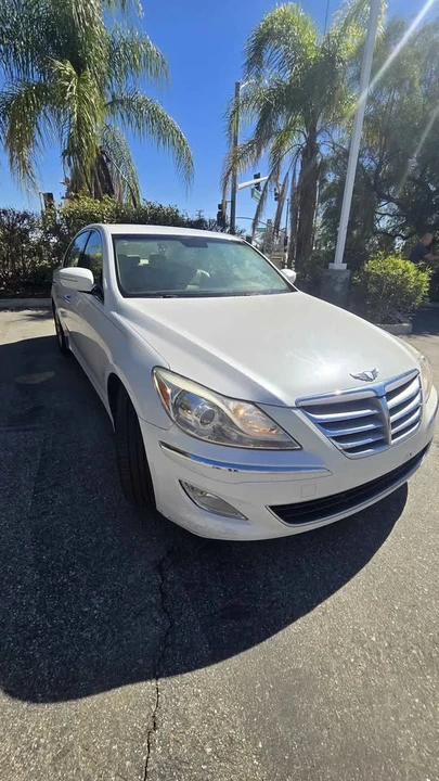 2013 Hyundai Genesis - Image 2 of 10