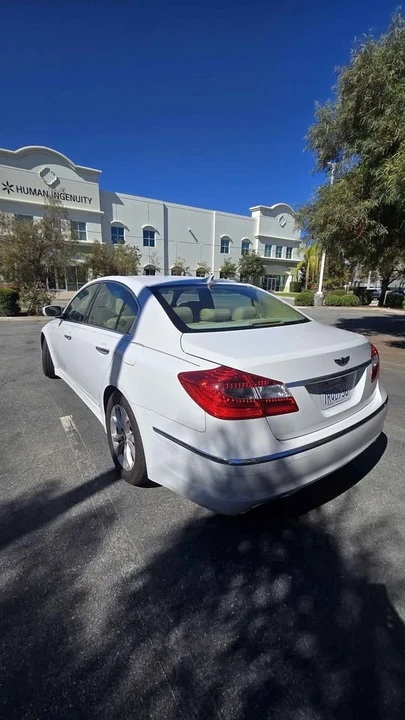 2013 Hyundai Genesis - Image 4 of 10