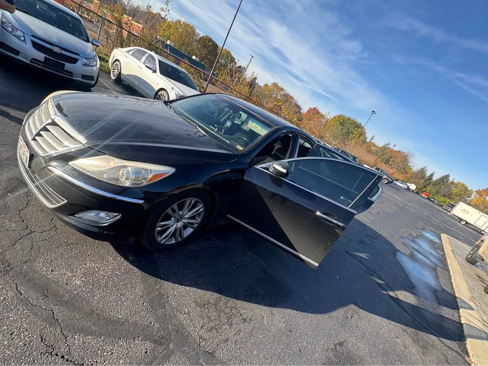 2013 Hyundai Genesis - Image 2 of 7