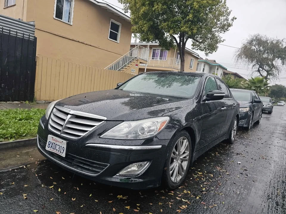 2013 Hyundai Genesis - Image 2 of 8