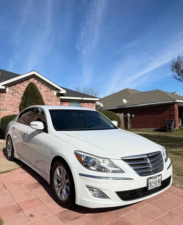 2013 Hyundai Genesis - Image 2 of 19