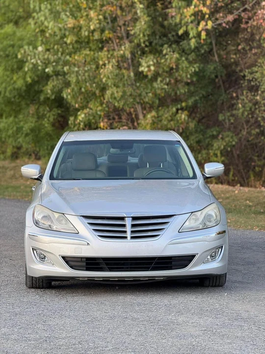 2013 Hyundai Genesis - Image 2 of 19