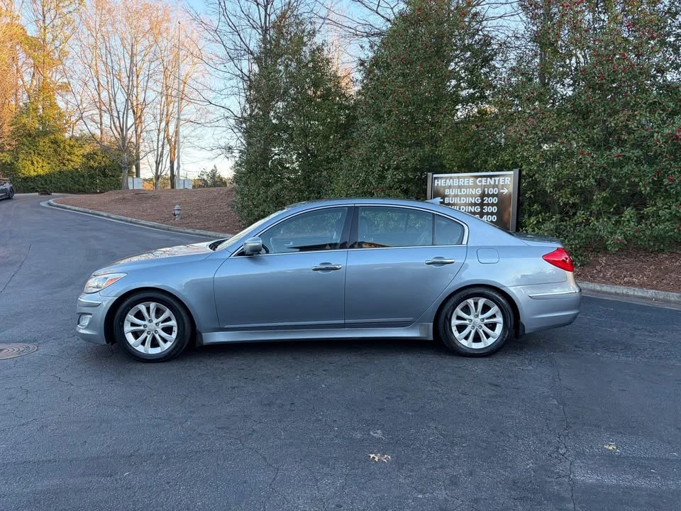 2013 Hyundai Genesis - Image 2 of 18