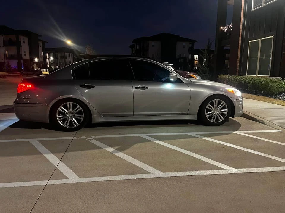 2013 Hyundai Genesis - Image 2 of 12