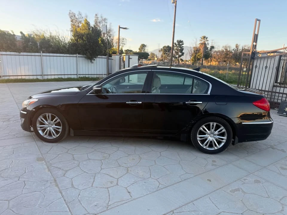 2013 Hyundai Genesis - Image 11 of 17