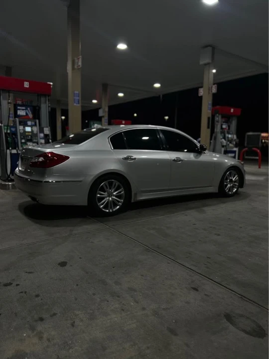 2013 Hyundai Genesis - Image 2 of 5