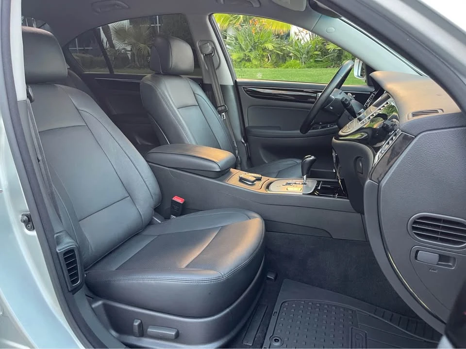 2013 Hyundai Genesis - Image 16 of 19