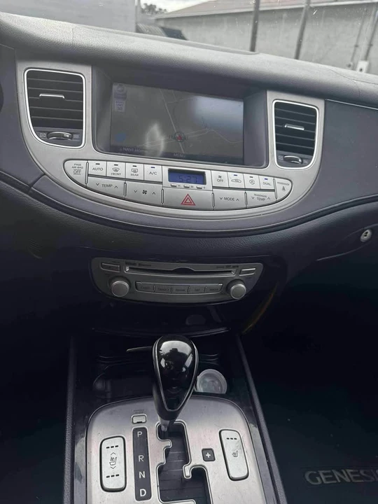 2013 Hyundai Genesis - Image 11 of 14