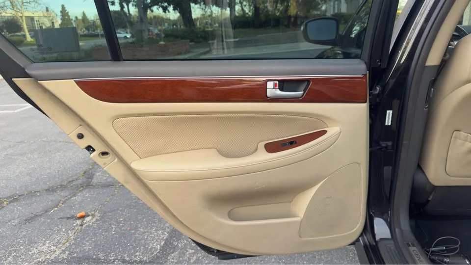 2013 Hyundai Genesis - Image 11 of 17