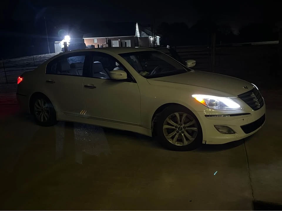 2013 Hyundai Genesis - Image 2 of 4
