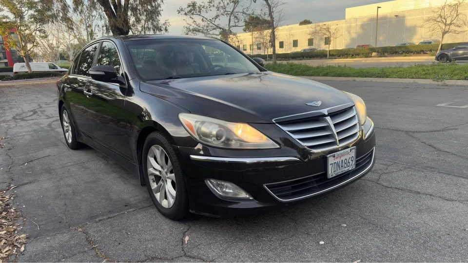2013 Hyundai Genesis - Image 2 of 17
