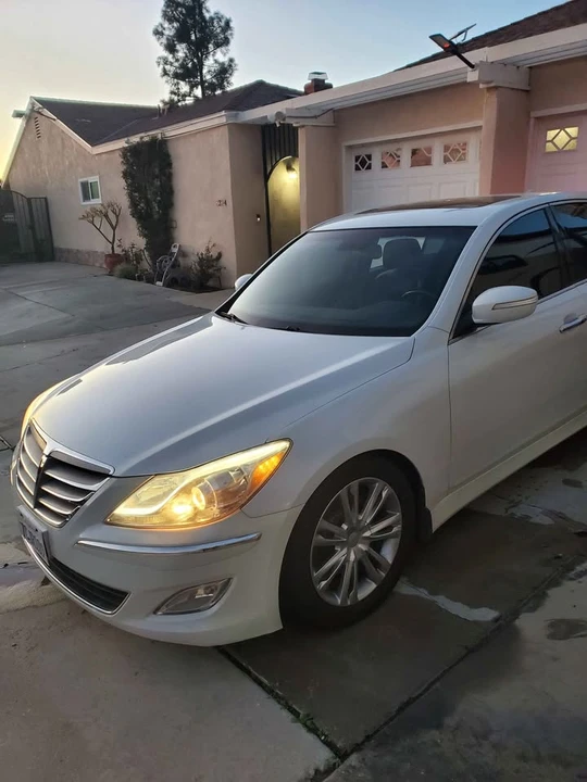 2013 Hyundai Genesis - Image 2 of 17