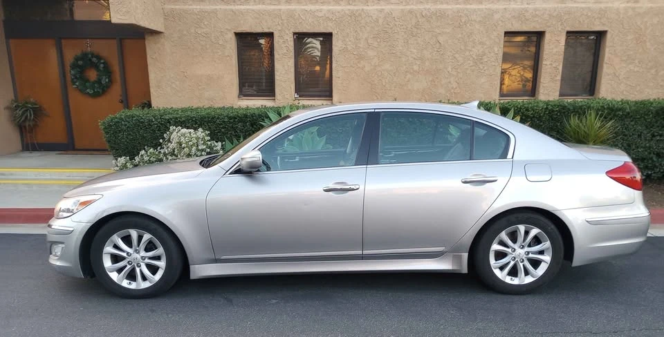 2013 Hyundai Genesis - Image 2 of 12
