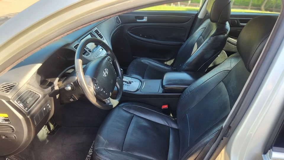 2013 Hyundai Genesis - Image 8 of 15