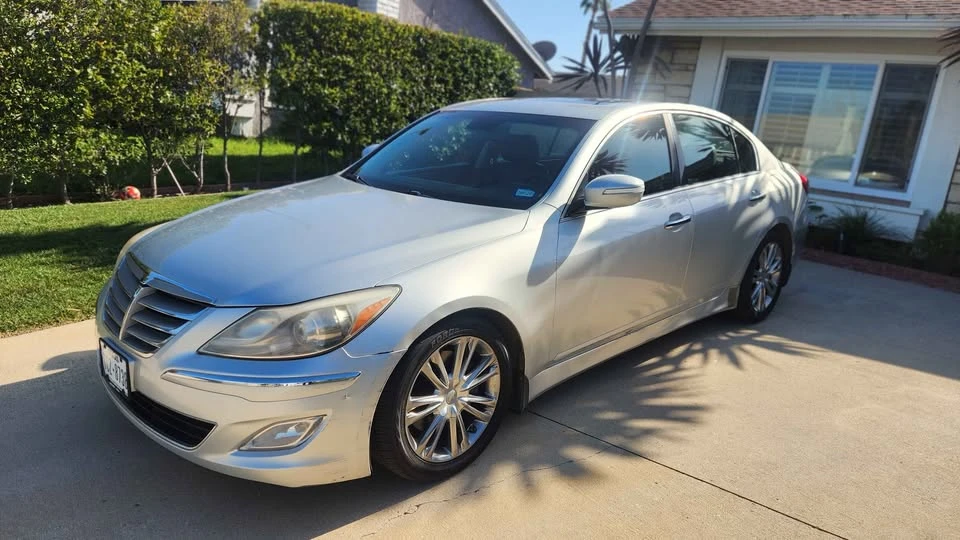 2013 Hyundai Genesis - Image 2 of 15