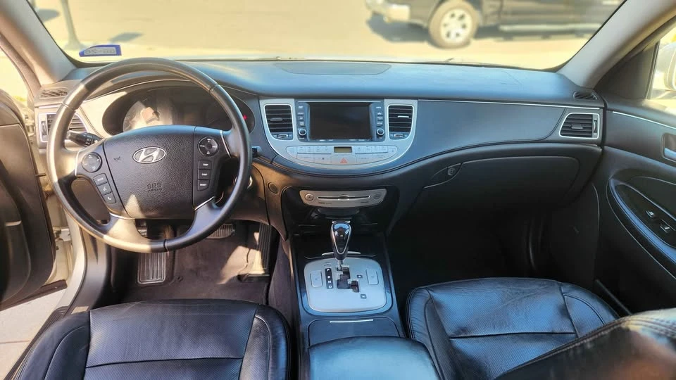 2013 Hyundai Genesis - Image 10 of 15