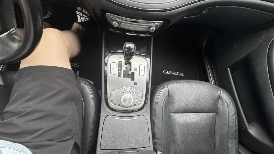 2013 Hyundai Genesis - Image 17 of 19