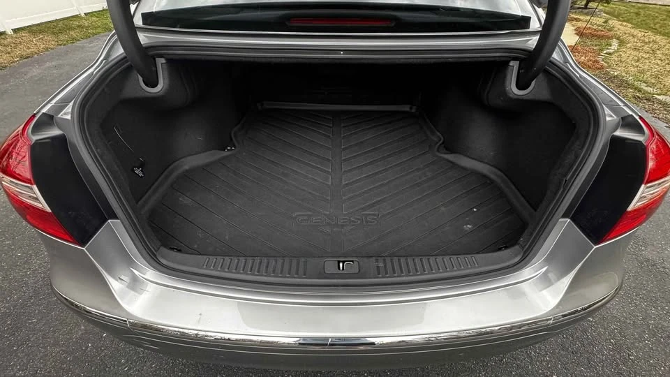 2013 Hyundai Genesis - Image 8 of 19