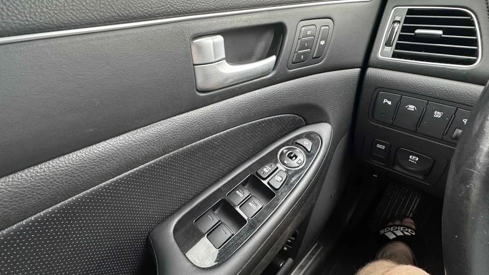2013 Hyundai Genesis - Image 13 of 19