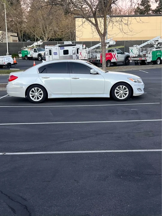 2013 Hyundai Genesis - Image 4 of 20