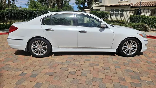 2013 Hyundai Genesis 3.8 Sedan