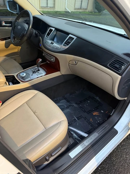 2013 Hyundai Genesis - Image 7 of 10