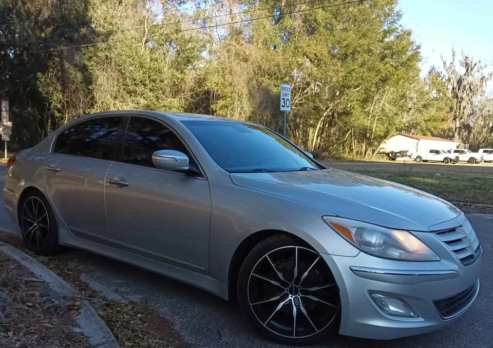 2013 Hyundai Genesis - Image 2 of 18
