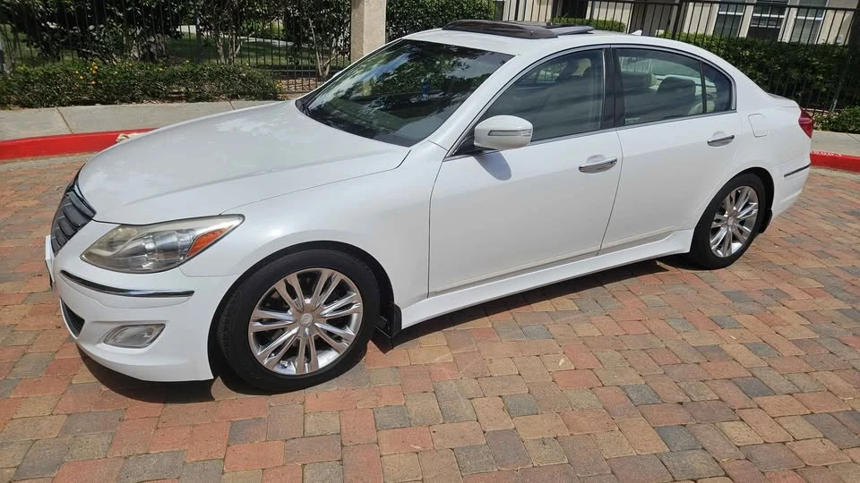 2013 Hyundai Genesis - Image 2 of 8