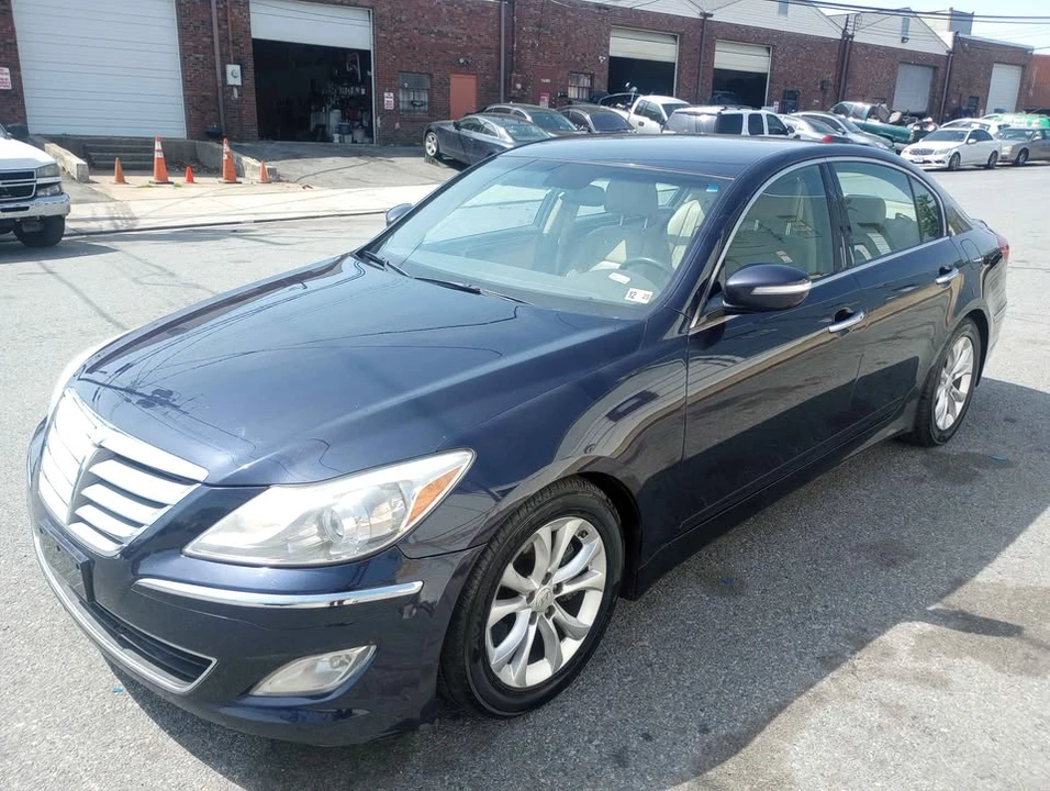 2013 Hyundai Genesis - Image 2 of 15