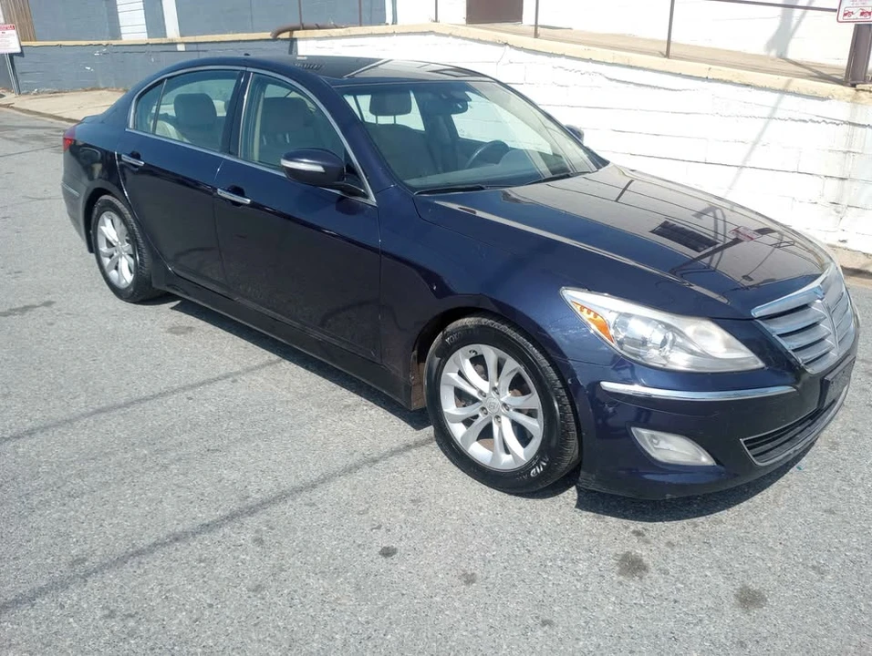 2013 Hyundai Genesis - Image 2 of 15