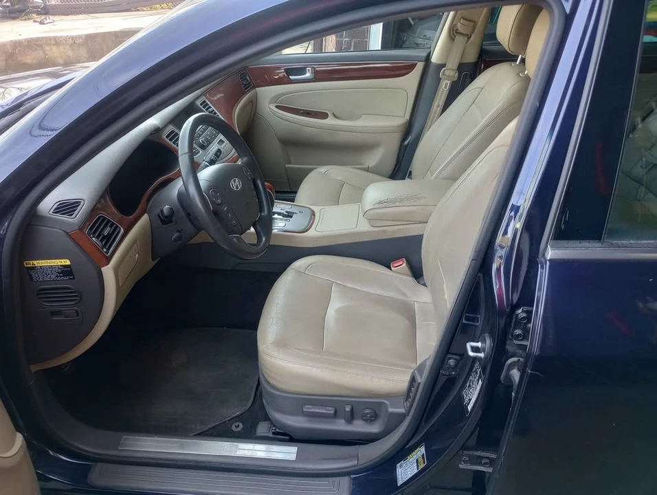 2013 Hyundai Genesis - Image 10 of 15
