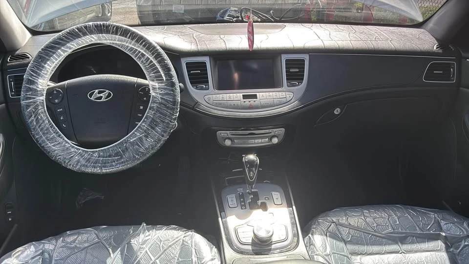 2013 Hyundai Genesis - Image 2 of 3