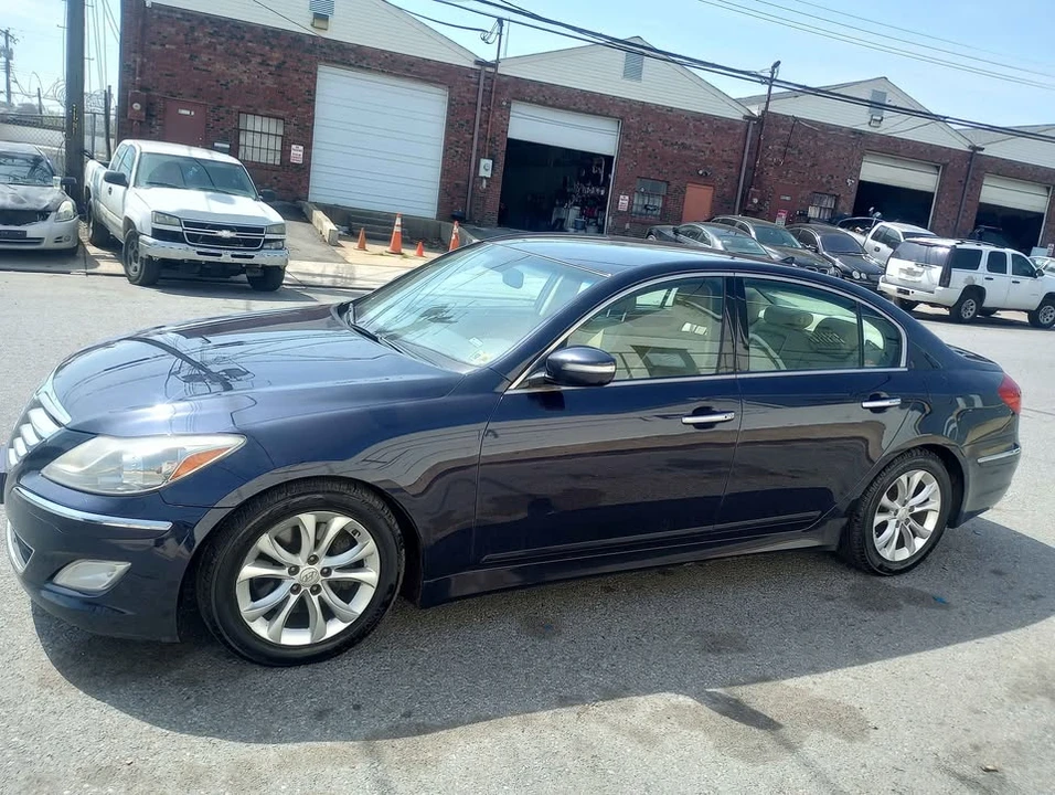 2013 Hyundai Genesis - Image 5 of 15