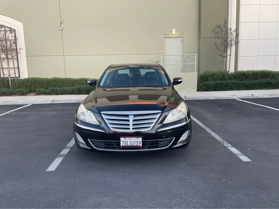 2013 Hyundai Genesis - Image 2 of 13